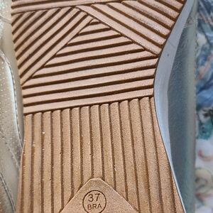 Elegant Women's Gold Shoes